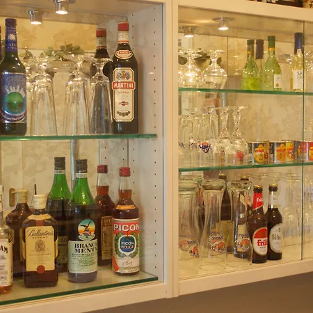 Am Hohenzollernplatz 3*